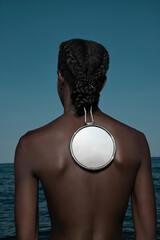 Modelo con espejo en la espalda