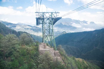 Tafelkleed Muong Hoa Valley vast place interconnected across various tribal communities in Sapa from aerial lift pylon cable car pillar steel framework hauled gondola lift ropeway above the ground © trongnguyen