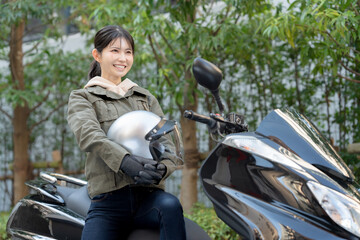バイクに乗る女性
