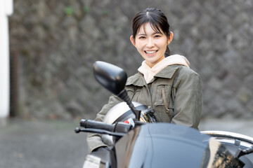 バイクに乗る女性