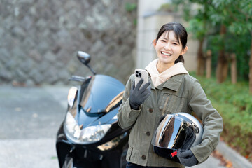 スマホを持つバイク女子