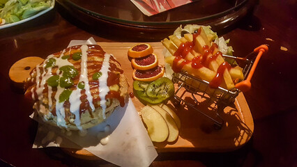 beef burger food - Beef burger food and tray and its accessories