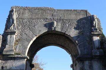 Fototapeta na wymiar Altilia - Particolare di Porta Boiano nel Parco Archeologico di Sepino