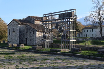 Fototapeta na wymiar Altilia - Ricomposizione dell'arco del Foro nel Parco Archeologico di Sepino