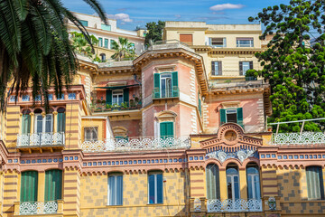 Naklejka premium Immeubles colorés de style