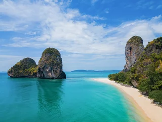 Papier Peint photo autocollant Railay Beach, Krabi, Thaïlande Top aerial drone view of the beautiful Railay Beach, Krabi, Thailand. Panoramic view of an idyllic beach with huge limestone rocks from above, turquoise ocean, tropical island, white sand
