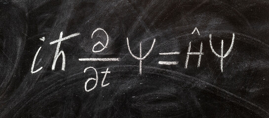 Ecuación de onda de Schrödinger escrita a mano con tiza en la pizarra, física cuántica