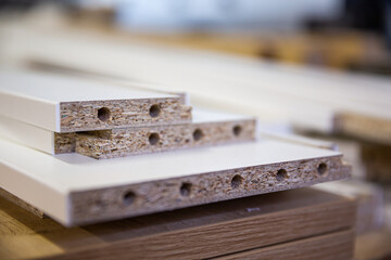 Holzwerkstoff zur Herstellung von Möbeln wie Regalen oder Schränken, gelagert in einem holzbearbeitenden Schreinereibetrieb