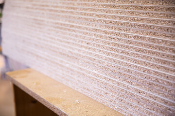 Holzwerkstoff zur Herstellung von Möbeln wie Regalen oder Schränken, gelagert in einem...