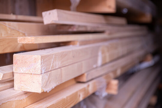 Verpackte Holzlatten im Vorratslager f&uuml;r die Holzverarbeitung in einer Schreinereiwerkstatt