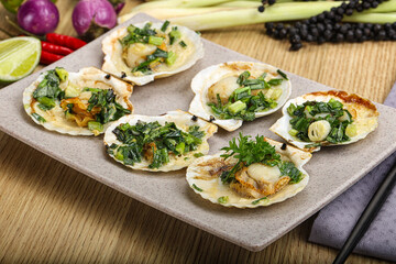 Grilled scallops with green onion