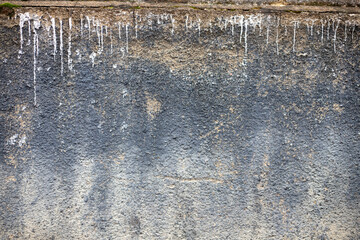 Aged Grunge: White Stalactite Patterns on a Dark Wall