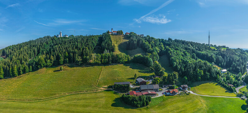 Blick zum Hohen Pei&szlig;enberg mit der Wallfahrtskirche und dem Observatorium im bayerischen Alpenvorland