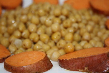 Batata cruda a fette