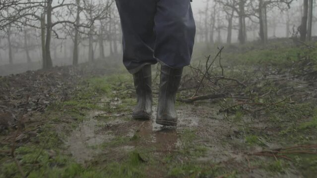 Agricultor camina en el barro temporada de invierno