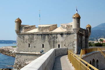 France, côte d'azur, Menton, le Bastion, fortin du XVII° siècle situé sur la digue du port.