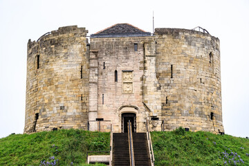Historic Clifford’s Tower: A Glimpse into York’s Past - obrazy, fototapety, plakaty