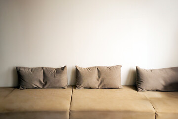 クッションとソファーと壁