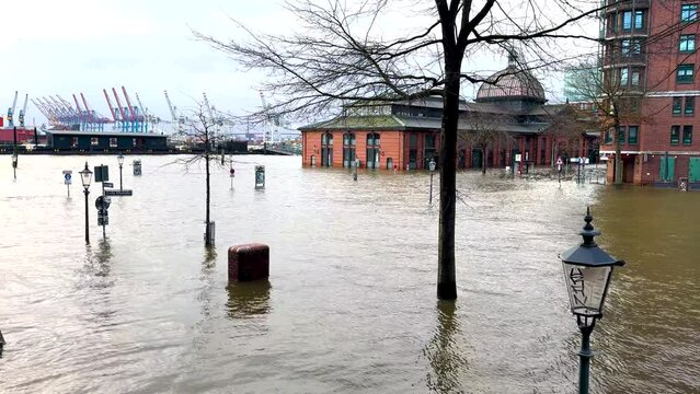 Sturmflut und Elbe Hochwasser am Hamburger Hafen St. Pauli Fischmarkt Fischauktionshalle