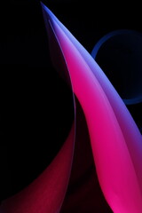 Hojas de papel de oficina con curvas en perspectiva en bokeh y bordes difuminados, con luz roja y azul, forman un diseño geométrico y abstracto muy original con un fondo negro - obrazy, fototapety, plakaty
