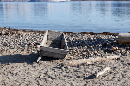 Caisse abandonn&eacute;e sur la plage