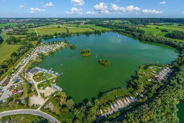 Ausblick auf das Erholungsgebiet Oberrieder Weiher nahe Krumbach in Schwaben