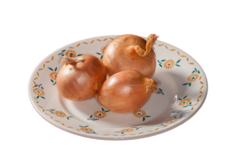 Trois oignons dans une assiette