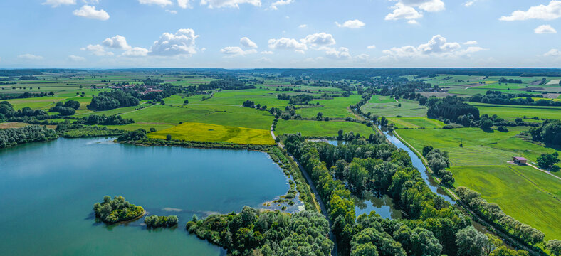 Ausblick auf das Erholungsgebiet Oberrieder Weiher nahe Krumbach in Schwaben