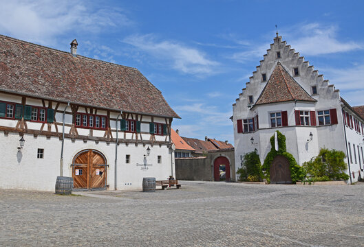 Rheinau Kanton Z&uuml;rich, Staatskellerei und Geb&auml;ude der Stiftung Fintan
