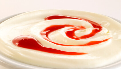 Kefir, Erdbeersauce, Fruchtsauce, isoliert, Strudel, Saucenstrudel,