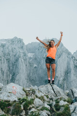 Obraz premium A skyrunner is celebrating success on top of the mountain.