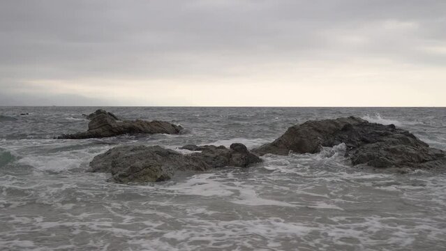 4K ROCAS EN EL MAR ROMPEOLAS