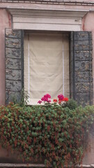 Detalle de ventana italiana con flores