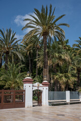 Puerta de entrada a los jardines de El Palmeral de Elche en la provincia de Alicante, España