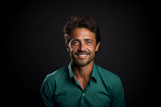 Homem Latino de camisa verde sorrindo
