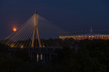 Most Świętokrzyski w Warszawie na tle stadionu piłkarskiego w Warszawie
