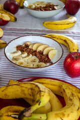 Zdrowe śniadanie z jogurtem naturalnym, granolą, jabłkiem i bananami © Monika