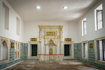 Paisaje típico de la ciudad con antiguas mezquitas en la ciudad árabe arquitectura islámica en estructura urbana religión islámica tradición cultural en la ciudad turca
