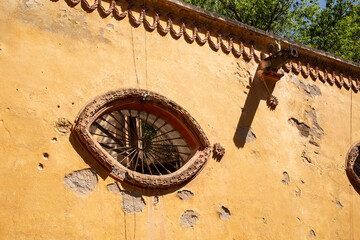 Arquitectura mexicana antigua. Ventana ojival, oval u ovalada con pared rustica.
