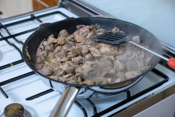 Cooking chicken gizzard livers and hearts using pan
