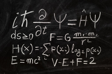 Ecuaciones de Newton, Einstein, schrödinger y otros físicos de la historia, escrito a mano con...