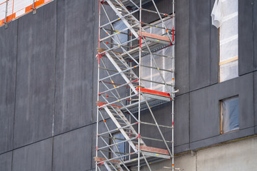 Scaffolding tower system adapted to facade