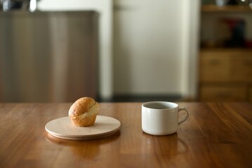 おやつのパンとホットコーヒー