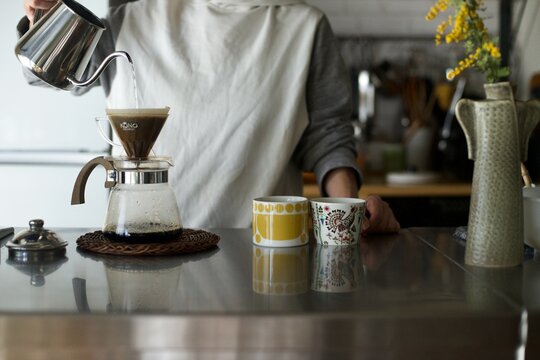 コーヒー、珈琲、ハンドドリップ、ドリップ、淹れる、コーヒーカップ、珈琲器具、コーヒー器具、ドリッパー、ペーパードリップ、お湯、マグカップ、キッチン、ライフスタイル、屋内、室内、コピースペース、テキストスペース、おしゃれ、かっこいい、渋い、空間、センス、インテリア、インテリア好き、雑貨、雑貨好き、ホットコーヒー、飲み物、ポット、手元、手、顔なし、タカヒロポット、KONO、コーノ式、コーノドリッパー、