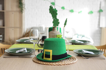 Festive table serving with leprechaun's hat and decorations for St. Patrick's Day celebration - obrazy, fototapety, plakaty