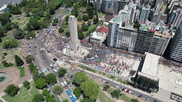 Monumento a la bandera argentina con gente manifestandose