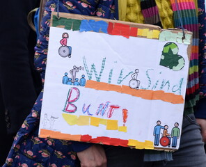 Buntes Pappschild; 