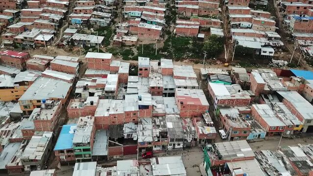 Toma a&eacute;rea de un barrio de escasos recursos, construido en las monta&ntilde;as, en la ciudad de Bogot&aacute; - Colombia 1.