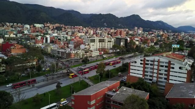 Parte de la autopista norte en la ciudad de Bogot&aacute; - Colombia, con muchos carros y el transporte p&uacute;blico masivo Transmilenio 3.