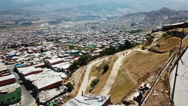 Panor&aacute;mica desde un barrio de gente de pocos recursos econ&oacute;micos en la ciudad de Bogot&aacute; - Colombia, en la localidad de Ciudad Bolivar 1.